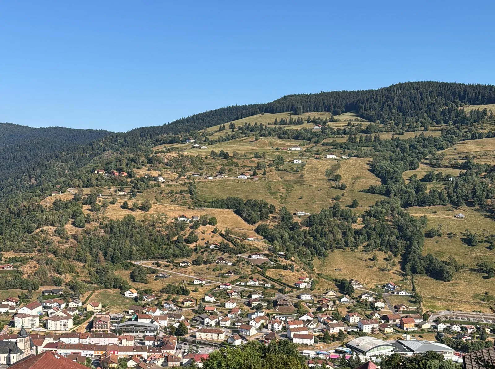 Le village de La Bresse et les crêtes vus depuis le terrain